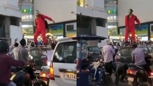 కారుపైకి ఎక్కి డబ్బులు కుమ్మరించిన వ్యక్తి.. మాంచి కోటింగ్ ఇచ్చిన పోలీసులు