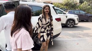 మెర్సిడెస్‌ బెంజ్‌ లగ్జరీ కారులో తళుక్కుమన్న నటి రవీనా టాండన్‌..!