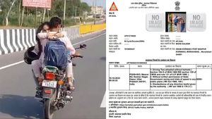 బైక్‌పై రొమాన్స్‌తో రెచ్చిపోయిన యువ జంట.. రూ. వేలల్లో ఫైన్‌ వేసి ఝలక్‌ ఇచ్చిన పోలీసులు