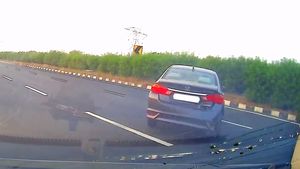 Live Video టైర్‌ పేలడంతో Honda Jazz కారును ఢీకొట్టిన హోండా సిటీ.. ఇలాంటి సందర్భాల్లో ఏం చేయాలి?