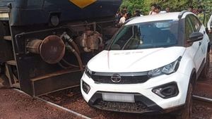 డ్రైవర్ నిర్లక్ష్యం.. టాటా నెక్సాన్‌ కారును ఢీకొట్టిన రైలు.. చెక్కుచెదరని కారు క్యాబిన్‌...!