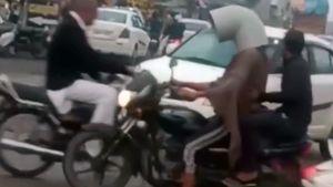 హెల్మెట్‌ అంటే ఇలా కూడా ఉంటుందా.. తలకు వాటర్‌ పైప్‌ ధరించి డేంజరస్‌ డ్రైవింగ్‌, వైరల్‌ అవుతున్న వీడియో