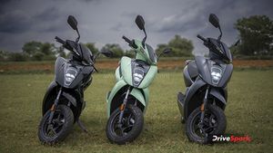 Ather 450S ఎలక్ట్రిక్‌ స్కూటర్‌పై రూ.20,000 తగ్గింపు... 115 కి.మీ రేంజ్‌ సహా మరెన్నో ఫీచర్లు..!