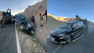 పర్వత ప్రాంతంలో చిక్కుకున్న మహీంద్రా SUV.. రంగంలోకి ఆర్మీ.. నెటిజన్ల ప్రశంసలు..!