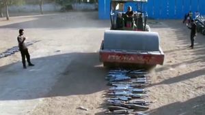 పోలీసుల దెబ్బతో ఆ ప్రముఖ బైక్‌ యజమానులకు మైండ్‌ బ్లాంక్‌.. ఈ వైరల్‌ వీడియో చూసేయండి.!!