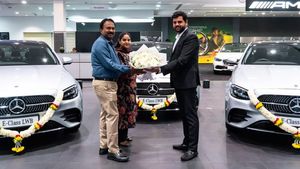 ఒకేసారి మూడు బెంజ్ కార్లు కొన్న బెంగళూరు బార్బర్.. ఇతనెవరో తెలుసా?