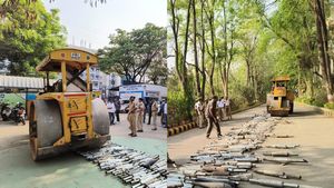 వాహనదారులకు హైదరాబాద్‌ పోలీసులు ఝలక్‌.. 1000 మోడిఫైడ్‌ బైక్‌ సైలెన్సర్లు ధ్వంసం