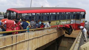 కారును తప్పించబోయి.. ఫ్లైఓవర్‌పై వేలాడిన బస్సు - వీడియో చూస్తే షాకవుతారు!