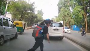 రోడ్డు దాటుతూ స్కూటర్‌ని ఢీకొట్టిన అమ్మాయి.. తరువాత ఏమైందంటే (వీడియో)