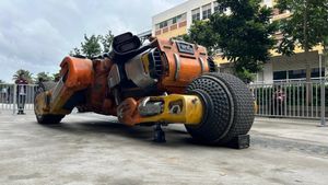 దేశం మొత్తం తిరుగుతున్న కల్కి బుజ్జి కారు.. ఫోటోల కోసం ఎగబడుతున్న జనాలు!