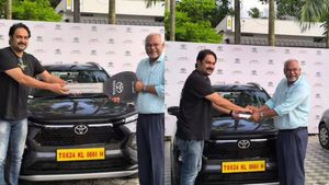 దేవి సినిమా నటుడు గుర్తున్నాడా? ఇప్పుడు కొత్త కారు కొన్నాడు (వీడియో)