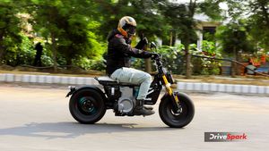 BMW CE 02 Full Review కొత్త లగ్జరీ స్కూటర్‌ ధరకు తగినట్లుగా ఫర్ఫామెన్స్‌ని అందించిందా?