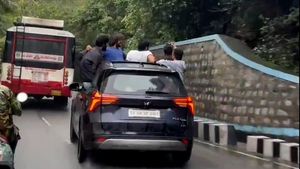 తిరుమల ఘాట్ రోడ్డులో ఒక్కసారిగా భయపడిన భక్తులు.. రన్నింగ్ కారు నుంచి గట్టిగా కేకలు, వేలాడుతూ సెల్ఫీలు.. 