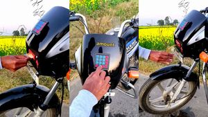 ఇదేందయ్యా ఇది.. నేను ఎక్కడా చూడ్లే! బైకులో ఏటీఎం కార్డు పెడితే జ్యూస్ వస్తోంది.. వీడియో చూశారా? 