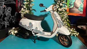 వెస్పా డిజైన్ అలాంటిది మరి..  ఆ స్కూటర్ మీద వెళ్తుంటే అందరి చూపు తప్పకుండా మీ మీదే ఉంటుంది  