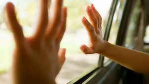 కారు తాళాలు చేతిలో ఉన్నా.. ప్రాణాలు కాపాడలేని పరిస్థితి.. నలుగురు చిన్నారుల మృతికి కారకులెవరు ?  