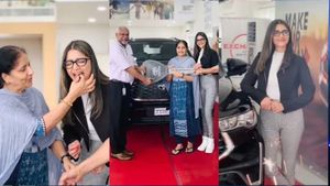 సినిమాలే లేవు రూ.41లక్షలు పెట్టి కొత్త కారు కొన్న స్టార్ హీరోయిన్.. దాని స్పెషాలిటీ ఏంటో తెలుసా ?  