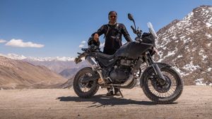 బైక్‌ను టెస్ట్ చేయడానికి ఆయనే స్వయంగా రంగంలోకి దిగారు.. అది కూడా లడఖ్ పర్వతాల్లో.. ఇంతకి ఆ వ్యక్తి ఎవరంటే? 