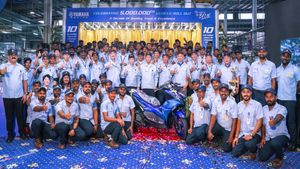  10 ఏళ్ల కృషి.. ఫ్యాక్టరీ గేట్లు తెరుచుకున్న రోజునుంచి.. 50 లక్షల దాకా! ఏరోక్స్ 155తో మధురమైన క్షణం