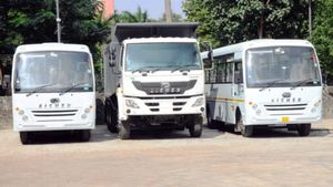 టాటా, మహీంద్రా, అశోక్ లేలాండ్.. కమర్షియల్ వెహికల్ సేల్స్‎లో తోపు కంపెనీ అదే.. దాన్ని మించింది లేదు 