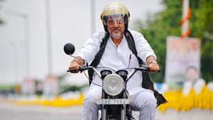 ఫ్లైఓవర్‌పై రాష్ట్ర డిప్యూటీ సీఎం బైక్ రైడ్.. సినిమా హీరోలా వింటేజ్ బైక్‌తో హల్‌చల్.. 