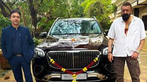 మున్నాబాయ్ గ్యారేజీలోకి కోట్లు విలువ చేసే కొత్త కారు.. ధర ఫీచర్లు తెలిస్తే మైండ్ బ్లాక్ అవ్వాల్సిందే! 