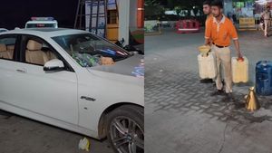 అసలు 70 లీటర్ల ట్యాంక్.. కానీ పెట్రోల్ బంక్ వాళ్లు 77 లీటర్లు ఎలా పోశారు? బంక్‌లో ఎదురైన షాకింగ్ అనుభవం 