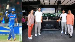 విరాట్ కోహ్లీకి వారసుడు.. తండ్రికి మహీంద్రా సూపర్ హిట్ ఎలక్ట్రిక్ ఎస్‌యూవీని గిఫ్ట్‌గా ఇచ్చిన స్టార్ ప్లేయర్  