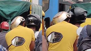 ట్రాఫిక్ జరిమానా భయంతో హెల్మెట్‌కు బదులుగా కడాయి! వైరల్ అయిన వీడియో 