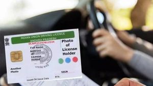 డ్రైవింగ్ లైసెన్స్‌లో ఎన్ని రకాలో తెలుసా? విదేశాల్లో కార్ నడపాలంటే ఏ లైసెన్స్ ఉండాలి?