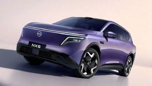 ఫ్రిజ్, బెడ్, మసాజ్ సీట్లు.. ఈ కారే లగ్జరీ హోటల్..  ఒక్కసారి ఛార్జ్ పెడితే 1450 కి.మీ రేంజ్