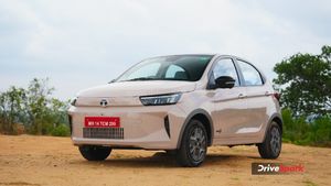 2026 Tata Tiago EV Review: కారు వేరే లెవల్‌లో ఉంది.. పెట్రోల్ కారు కొనాలనే ఆలోచనే రాదు! 