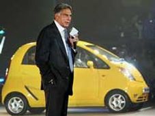 रतन टाटा सौंपेंगे नैनो की पहली चाबी