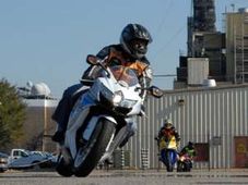 कारें रही बेकार, बाइको का गर्म रहा बाजार