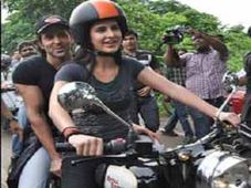 कैटरीना ने रितिक‍ संग दौड़ाई रॉयल इन्फिल्‍ड बुलेट