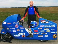 एक आदमी ने दौड़ाई 502 किलोमीटर प्रति घंटे की रफ्तार से बाइक