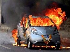 एक बार फिर टाटा नैनो बनी आग का गोला