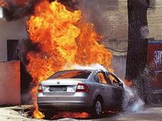 स्‍कोडा रैपिड में लगी भयानक आग