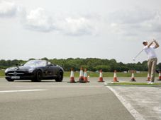 चलती कार में रोकी गोल्‍फ की गेंद