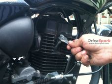 स्‍पार्क प्‍लग को सावधानी पूर्वक खोलें