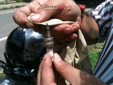 प्‍लग को ठीक प्रकार से साफ करें