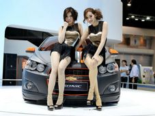 इंडोनेशिया मोटर शो में हॉट बेब्‍स के जलवे