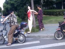 सड़क हादसों से परेशान महिला ने बांधी सेक्‍स डॉल 