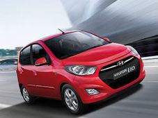 कार और बाइक दोनों की रफ्तार हुई धीमीं