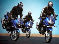टीवीएस और बजाज दोनों की रफ्तार हुई धीमीं