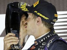 सबेस्‍टीयन विटेल ने अबूधाबी ग्रैंड प्रिक्स खिताब जीता, की शुमाकर की बराबरी