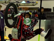 इनके बाइकिंग कारनामे को देख आप दंग रह जायेंगे