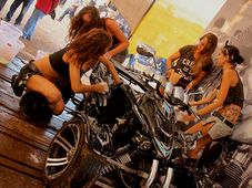 इंडियन बाइक वीक में बिकनी वॉश देखकर आपके होश उड़ जायेंगे