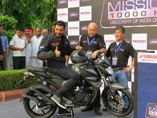 यामहा ने एफजेड-एस का विशेष 2.0 संस्करण जॉन अब्राहम को भेट किया