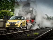 देखिये, कैसे ट्रेन के पटरियों पर फर्राटा भर रही है ये स्‍मार्ट कार